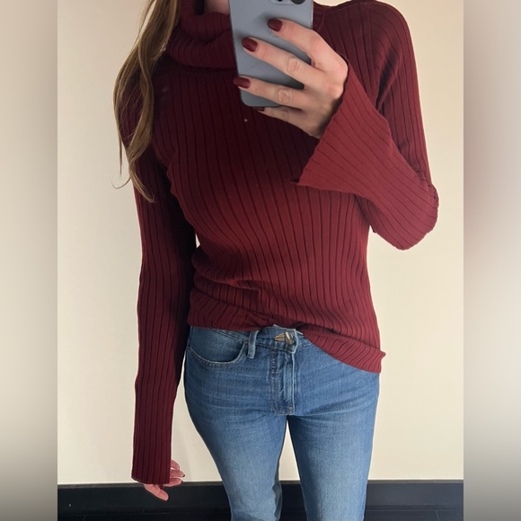 Wendelborn burgundy ribbed turtleneck with slit back detail - Picture 3 of 4